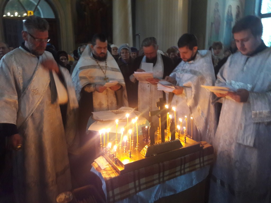 Заупокойная Божественная литургия в Димитриевскую родительскую субботу